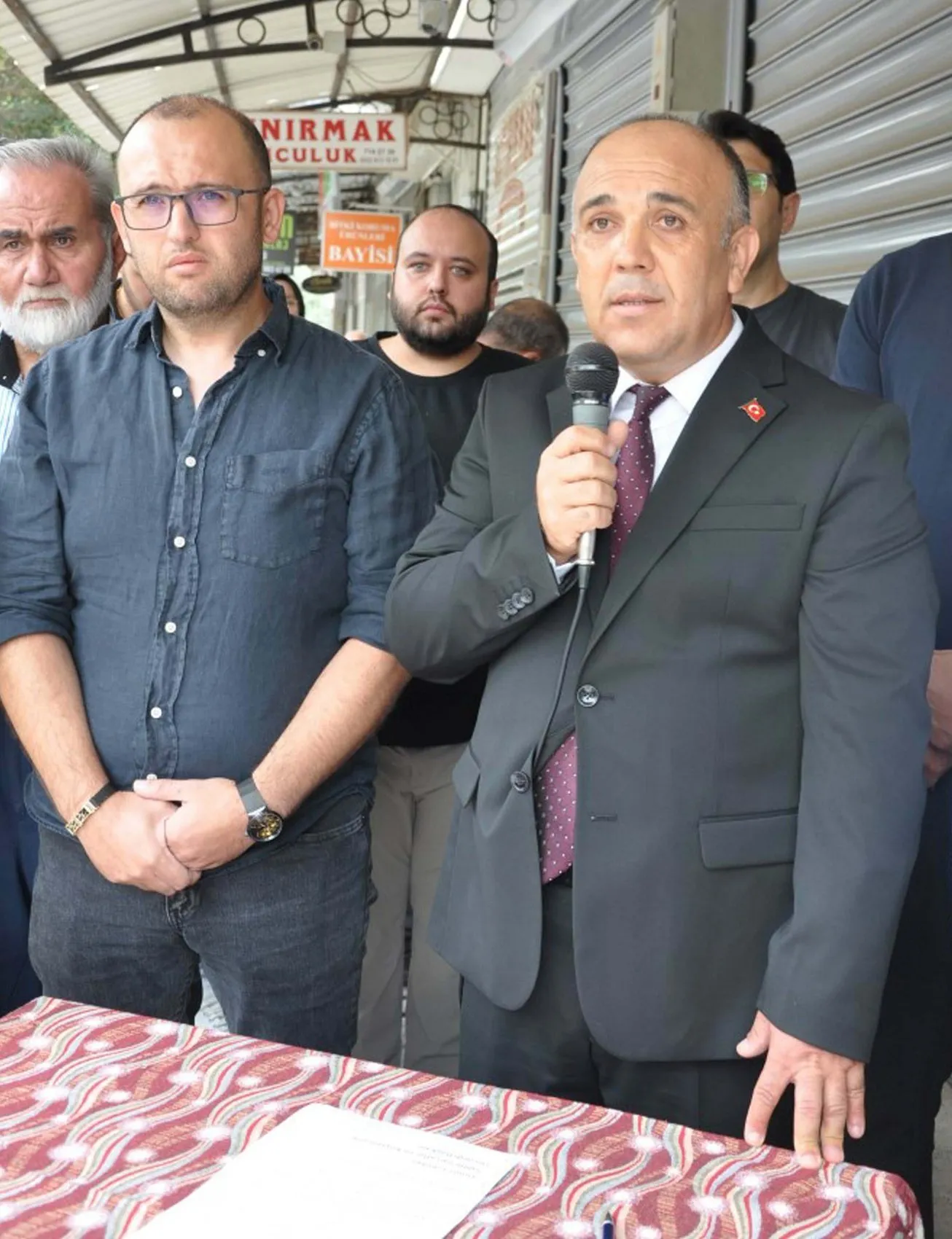 Salihli'de kuyumcular kepenkleri indirdi: Silahlı saldırı sonrası güvenlik alarmı