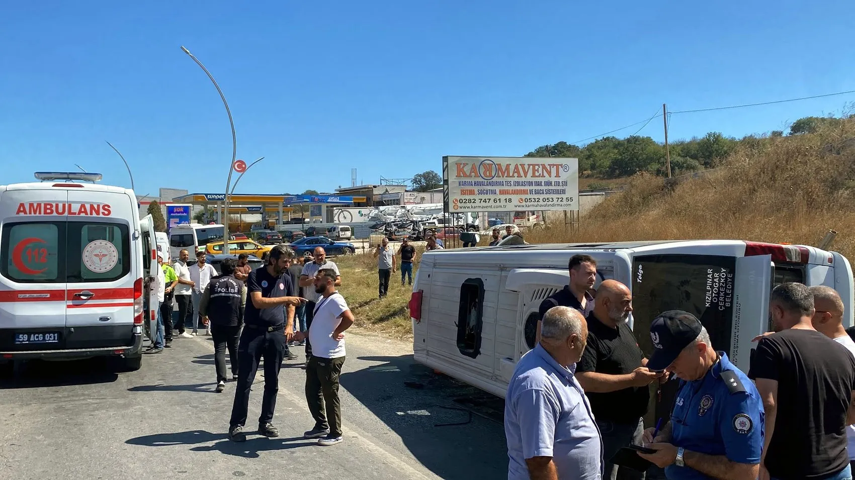 Çerkezköy'de dehşet anları: Minibüsün elektrik direğine çarptığı kazada bebek ve çocuklar yaralandı