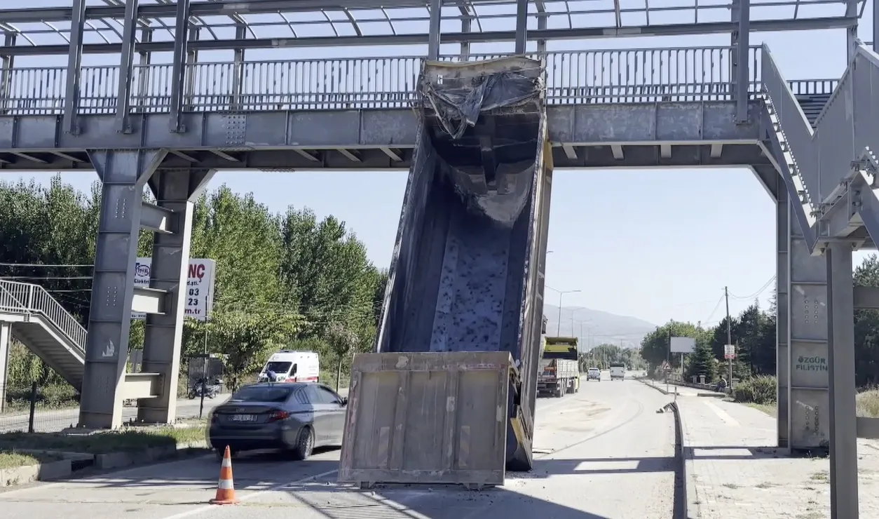 Tokat'ta dehşet anları: Seyir halindeki kamyonun damperi üst geçide takıldı