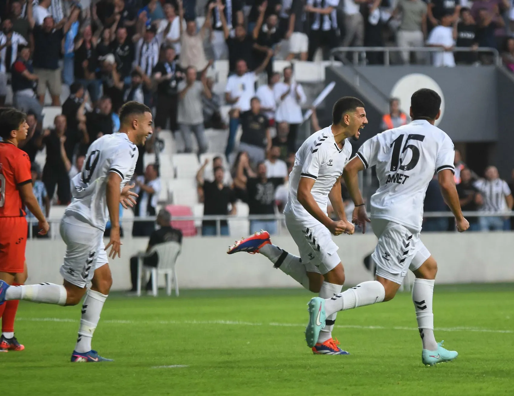 İzmir'in genç yetenekleri sahne aldı: Altay'da yeni dönem alkışlarla başladı