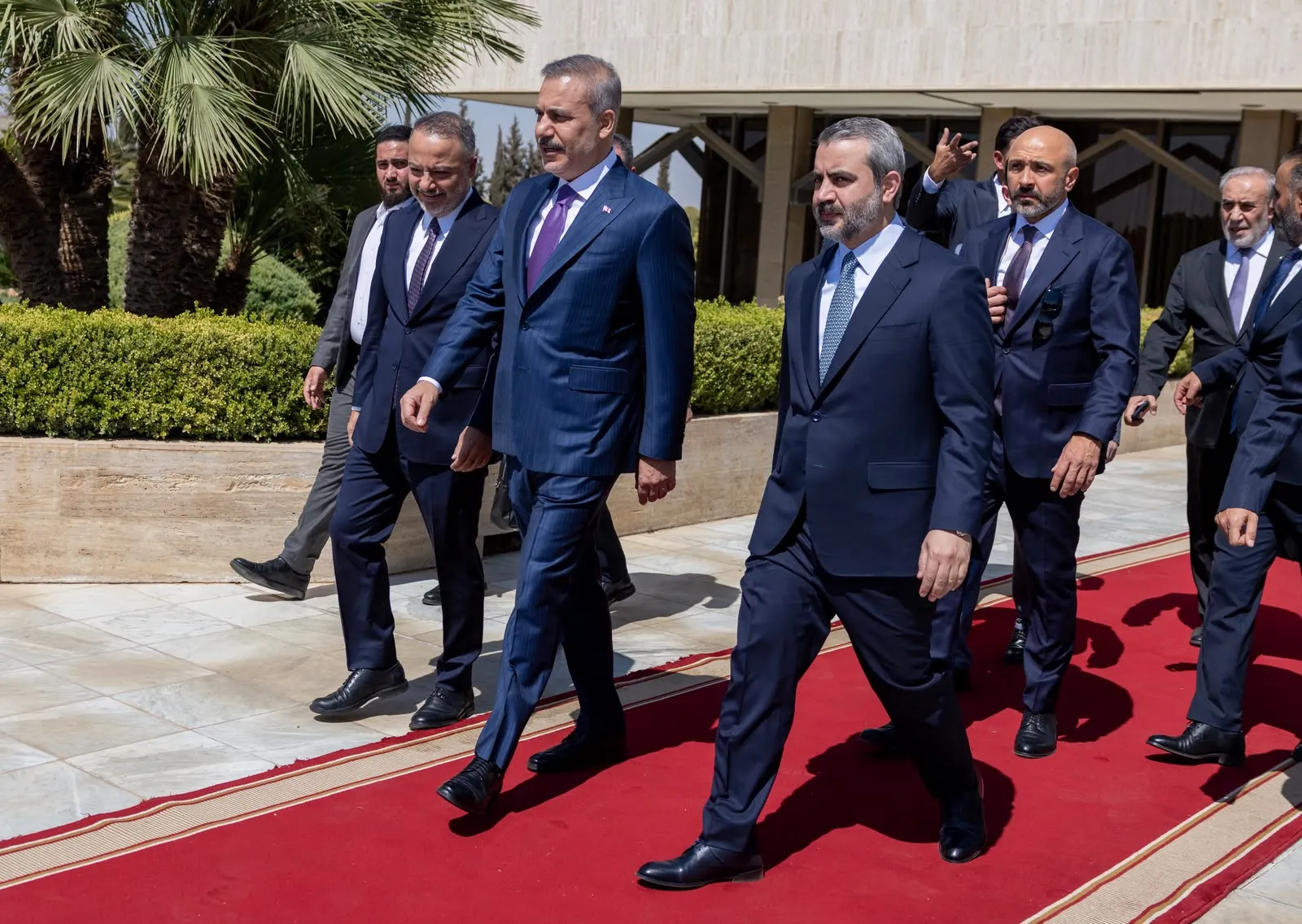 Şam'da kritik temas: Hakan Fidan'ı havalimanında karşılayan isim dikkat çekti
