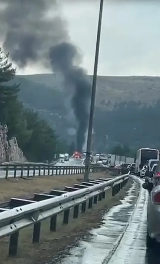 Tarsus yolunda korku dolu anlar: Bariyerlere çarpan TIR alev topuna döndü