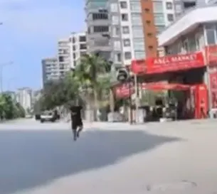 Adana'da saniyelerle gelen mucize: Kontrolden çıkan otomobil dehşet saçıyordu