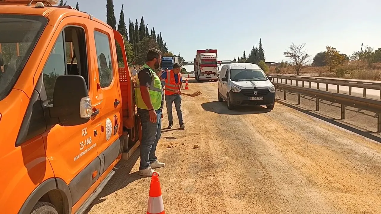 Bursa'da sabah trafiğinde kabus: Yola dökülen mazot 9 aracı birbirine kattı