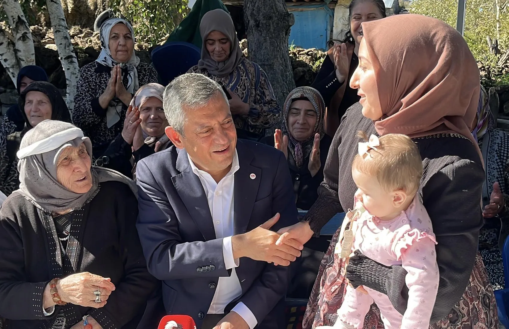 Ardahanlı kadının sitemi Özgür Özel'in yeni seçim sloganı oldu: Adamı olan değil, arkada kalanlar kazanacak