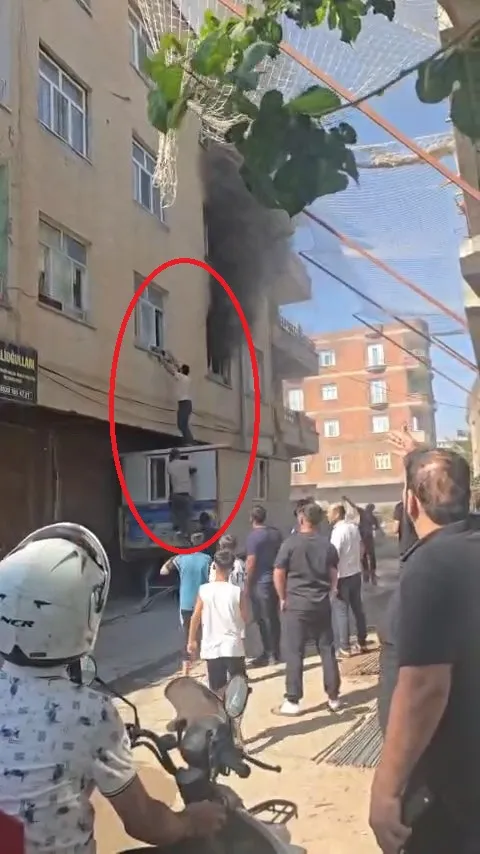 Bismil'de alevlerin arasında kalan kadına konteynerli kurtarma operasyonu