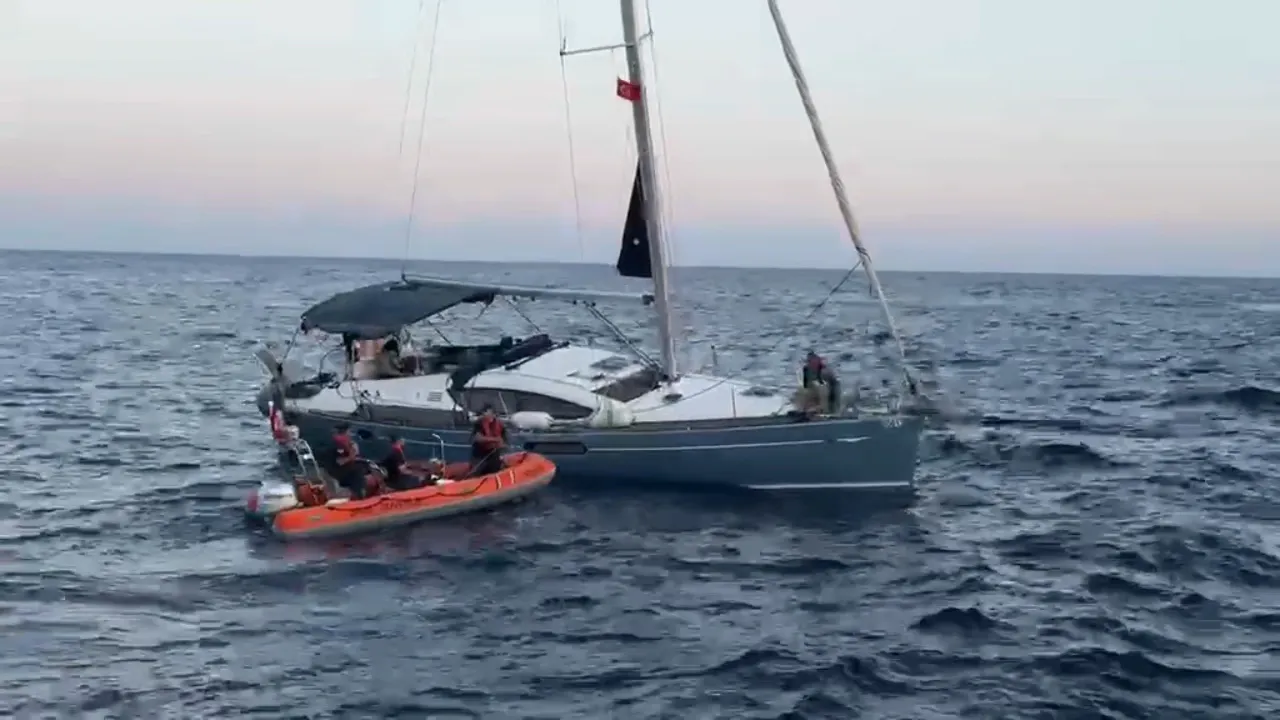 Akdeniz'in ortasında çaresiz kalmışlardı: Sahil Güvenlik'ten nefes kesen kurtarma operasyonu
