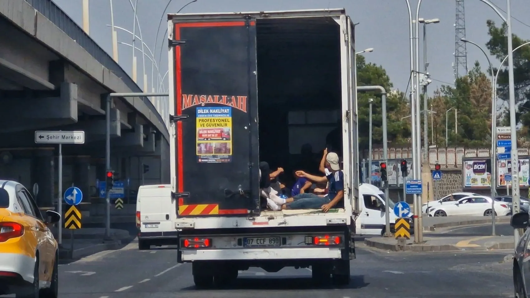 Diyarbakır trafiğinde yürekleri ağza getiren görüntüler: Ölümüne yolculuk kamerada