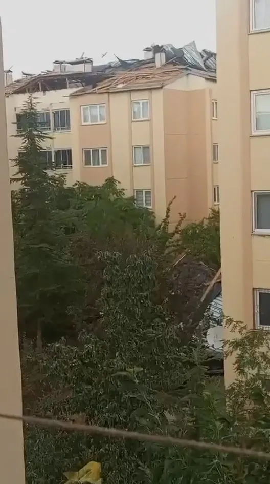 Bingöl'de fırtına dehşeti: Çatılar uçtu, görüş mesafesi sıfıra indi