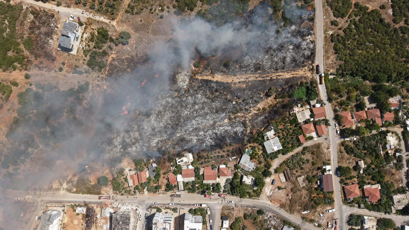 Antalya'da korku dolu anlar: Alevlerin evine ulaştığını sanan yaşlı kadın gözyaşlarına boğuldu