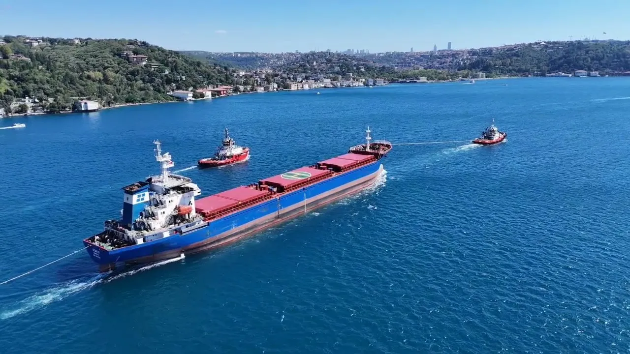 İstanbul Boğazı'nda kritik geçiş: Saldırıya uğrayan gemi için önlemler alındı