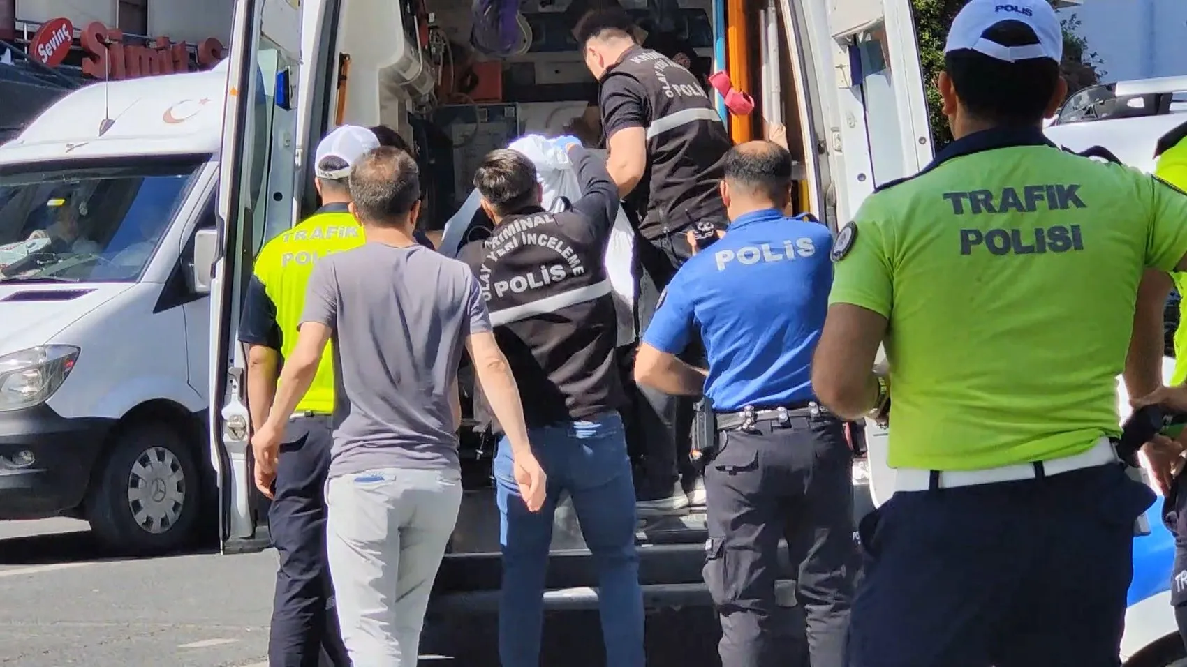Aksaray'da dehşet anları: Kırmızı ışıkta karşıya geçmek isteyen gence iki minibüs çarptı