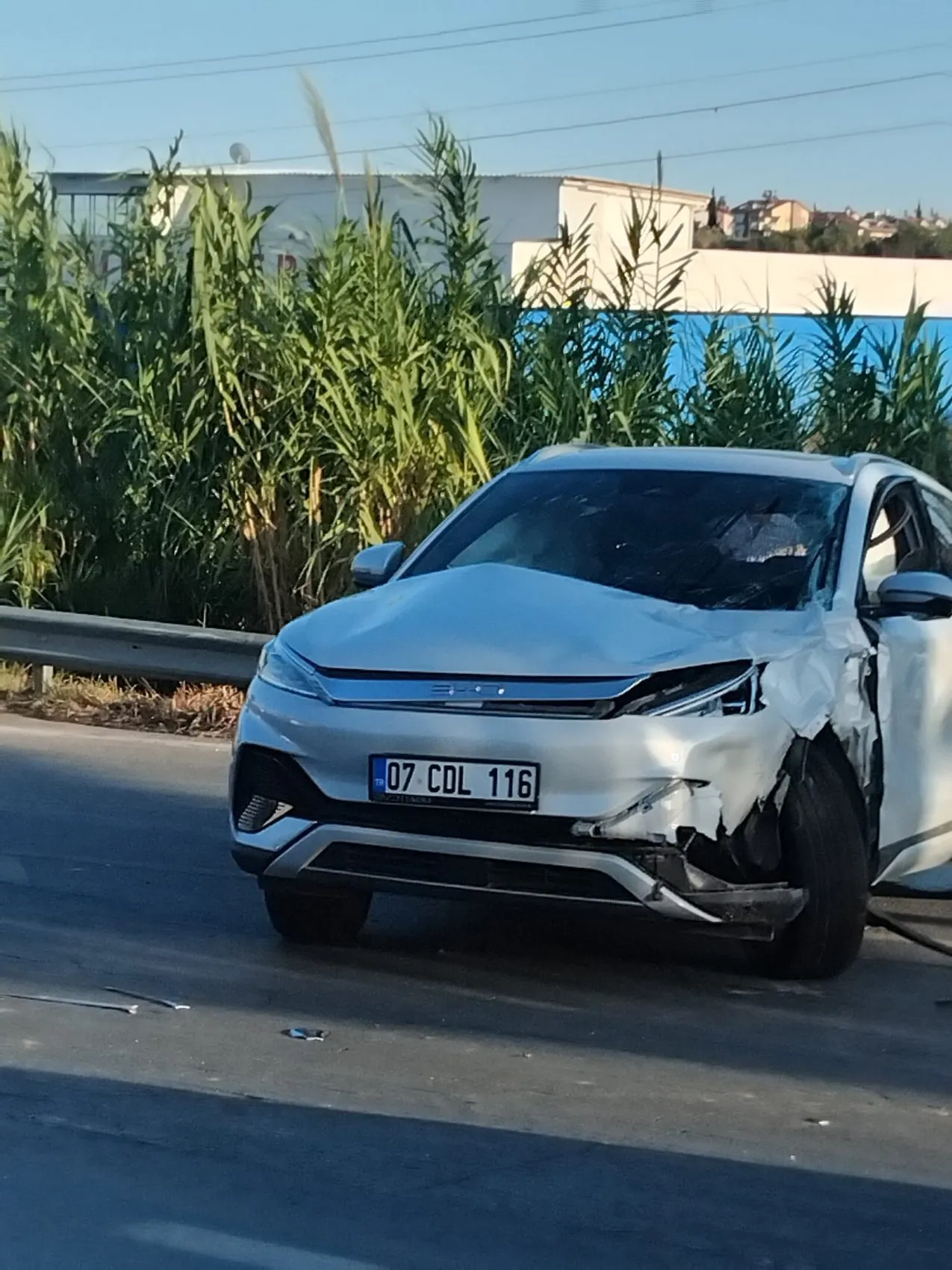 Manavgat'ta dehşet anları: Tur midibüsü refüje uçtu, 17 kişi yaralandı