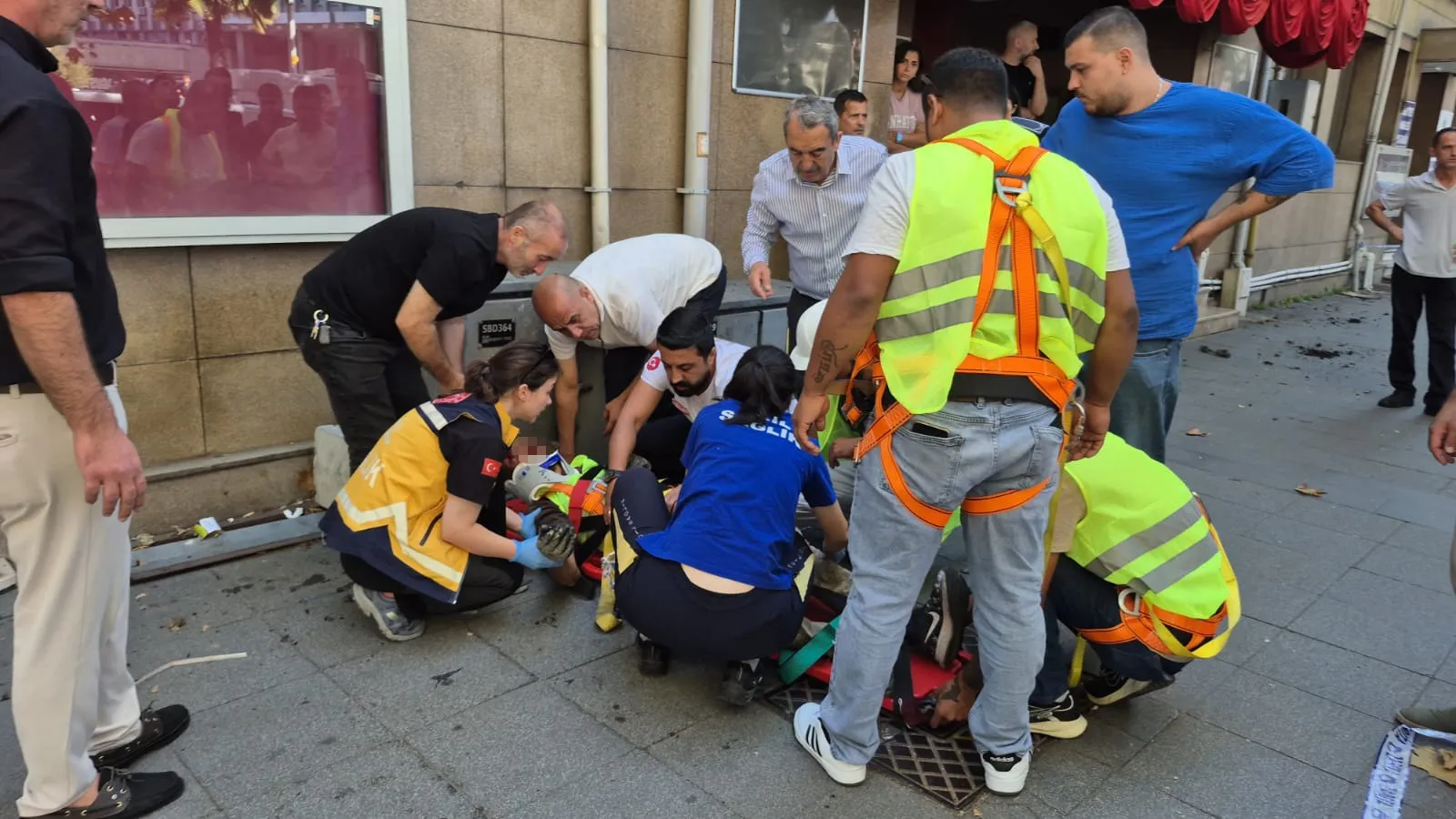 Zonguldak'ta korkunç kaza: Çatıdan düşen işçi yaşam mücadelesi veriyor