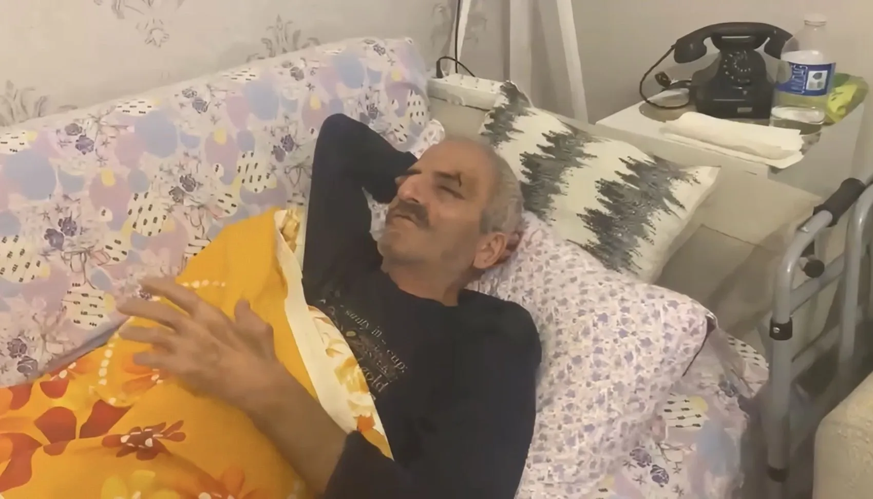 75 yaşındaki adama servis dehşeti: Yol vermediği iddiasıyla yumruklayıp kaldırıma savurdu