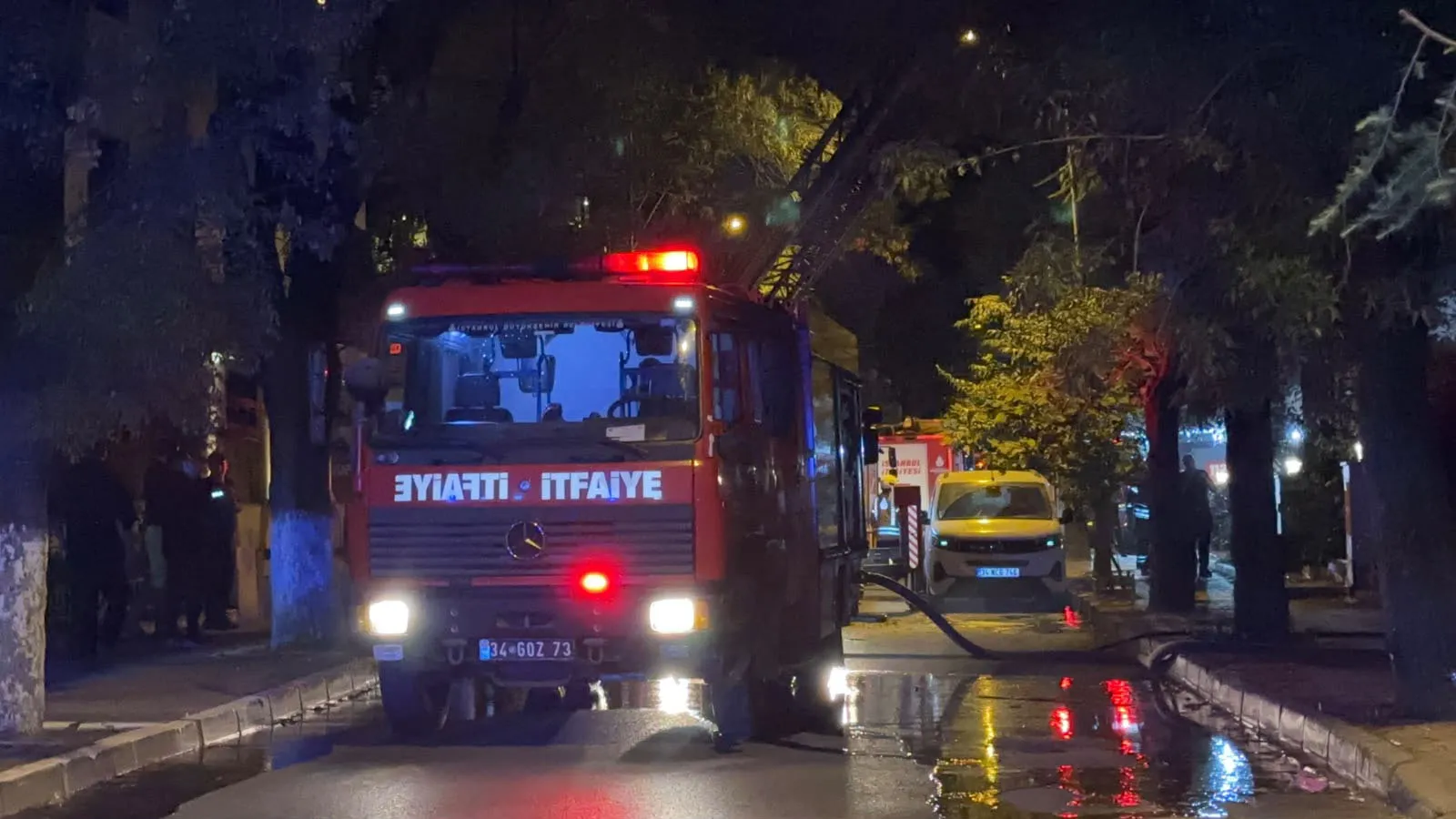 Bakırköy'de gece yarısı korkutan yangın: Boş bina alevlere teslim oldu
