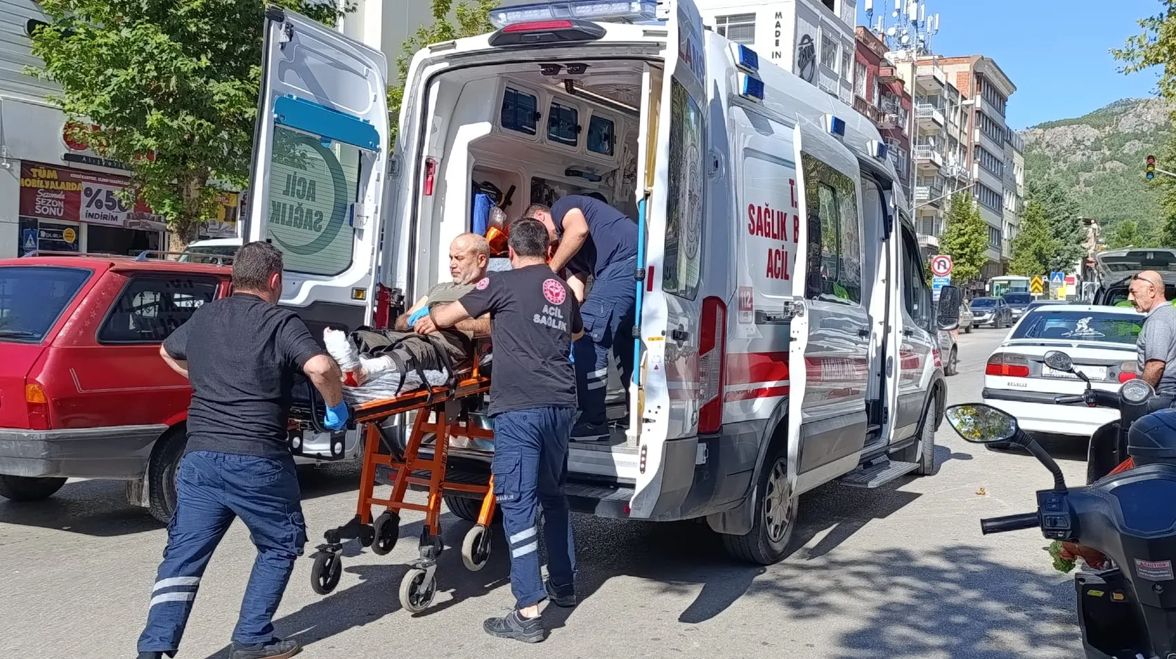 Amasya'da saniyelerle ölçülen kaza: Park halindeki araçtan inmek isterken motosikletliyi biçti