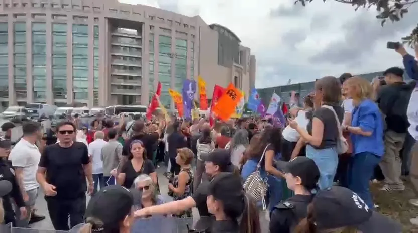 Adliye önünde gergin bekleyiş: Operasyon protestosunda 22 kişi gözaltına alındı