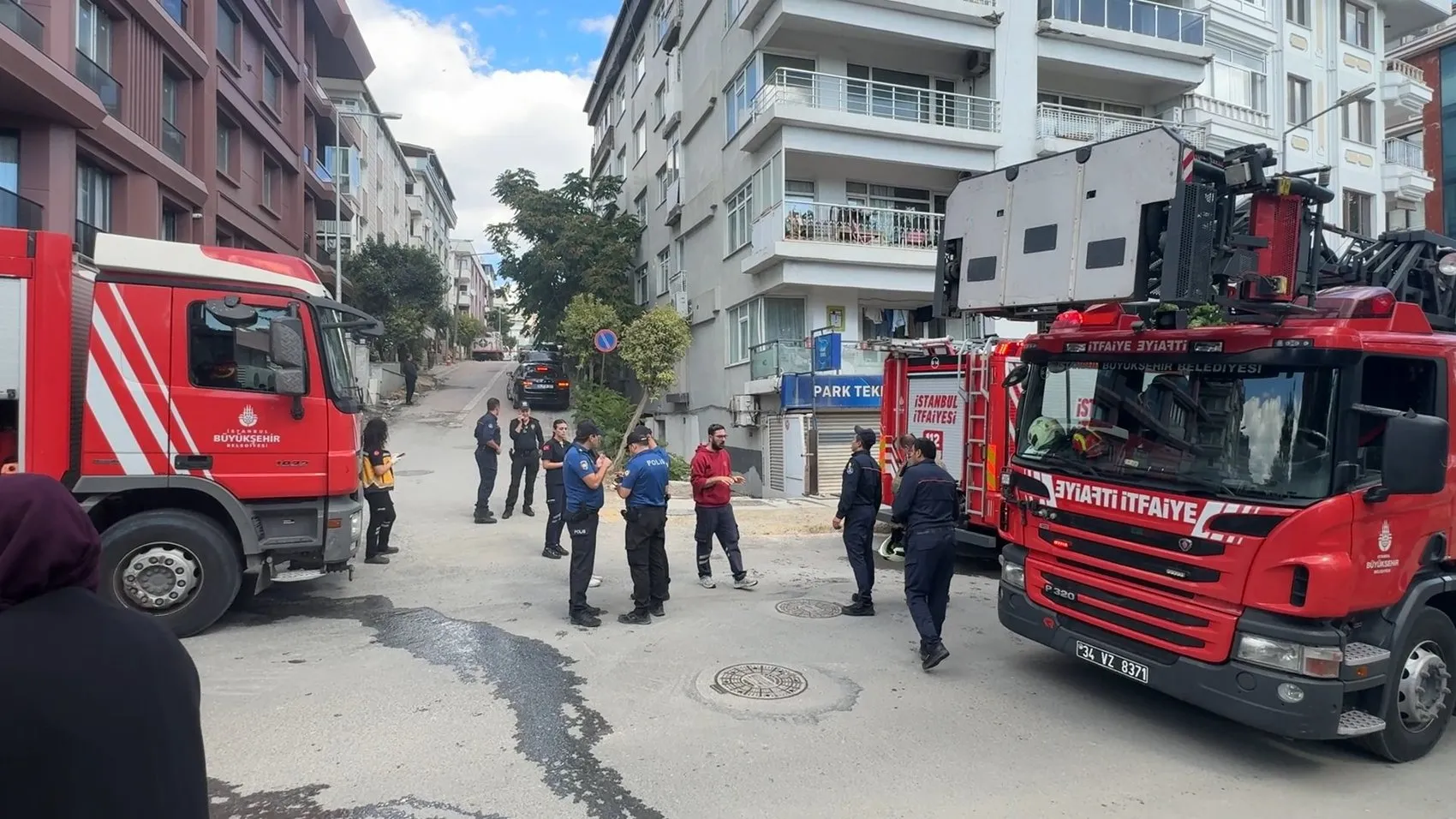 Avcılar'da korku dolu anlar: Elektrik panosundan yükselen dumanlar binayı esir aldı