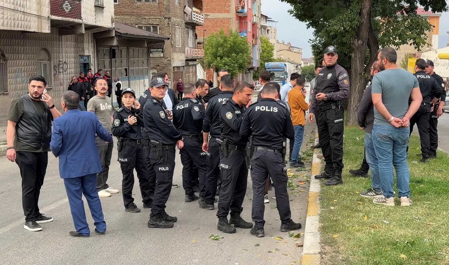 Erzurum'da aile kavgası kanlı bitti: Biri polis 12 kişi yaralandı
