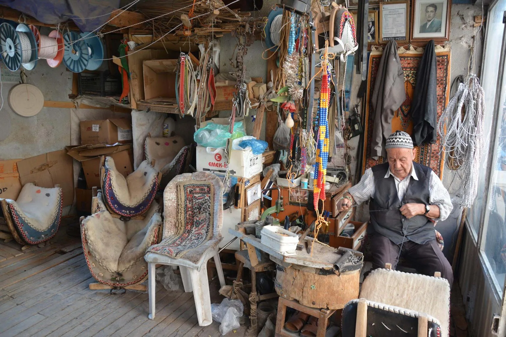 92 yaşında bir ömür: Bastonuna yaslanıp unutulmaya yüz tutmuş zanaatını ayakta tutuyor