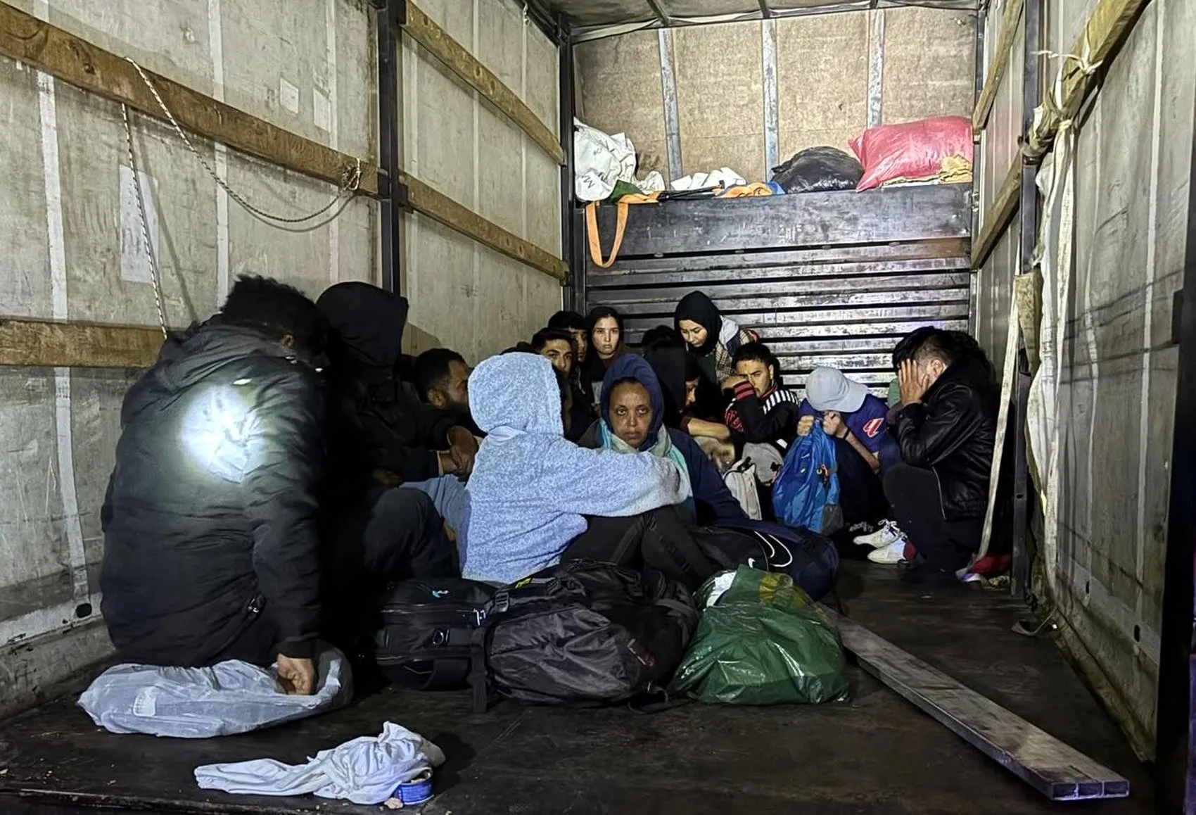 Kamyonetin kasasından çıkan 19 kişi jandarmayı harekete geçirdi