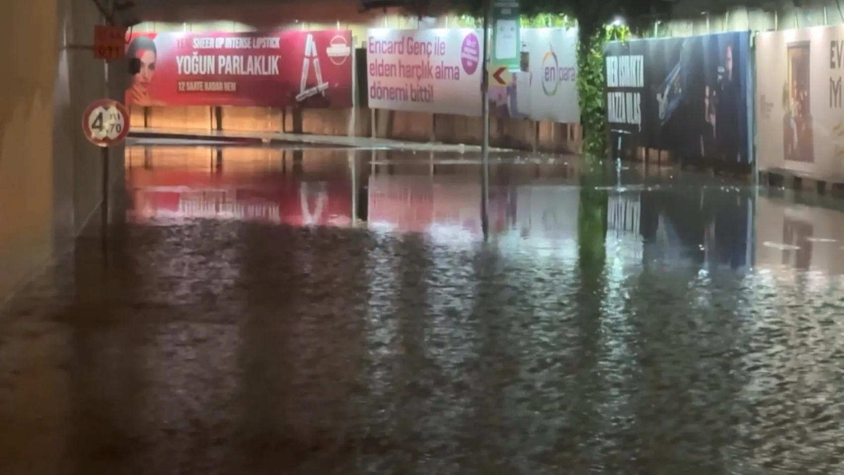 İstanbul'da gece mesaisi: Sağanak yolları göle çevirdi, araçlar çukurlara saplandı