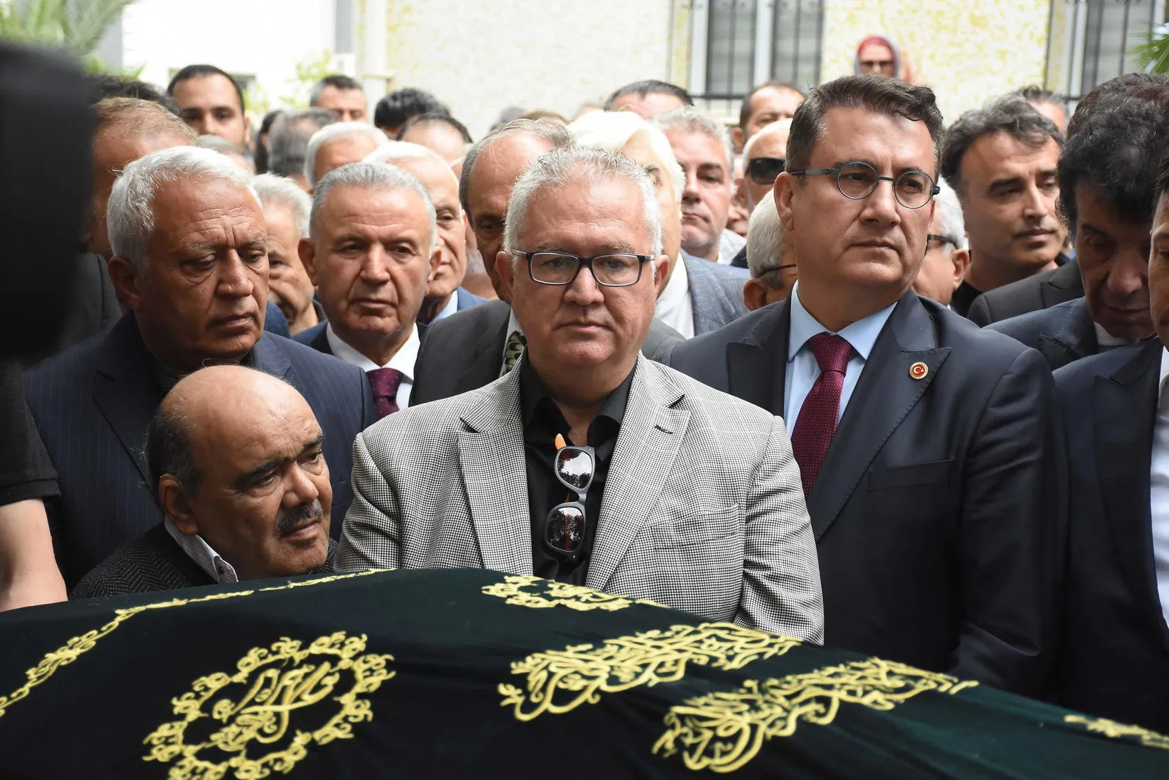 İzmir siyasetinde hüzünlü veda: Burhan Özfatura son yolculuğuna uğurlandı
