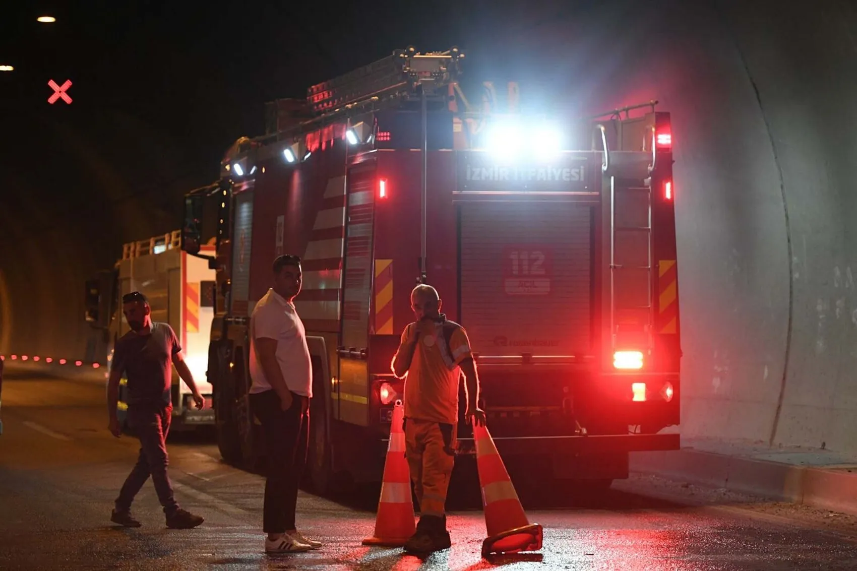 İzmir trafiğinde korku dolu anlar: Tünel içinde alevlere teslim oldu