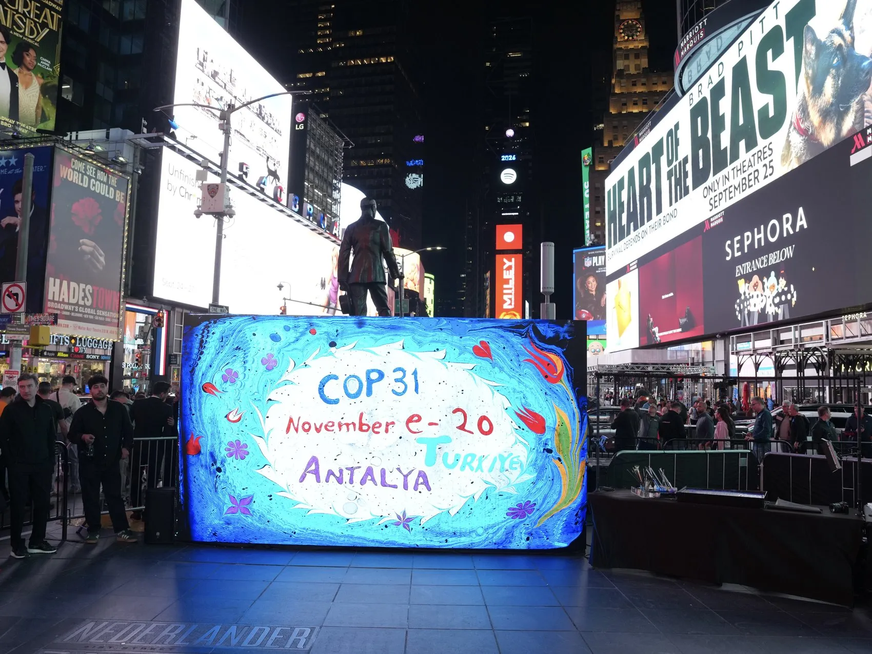 New York'un Kalbinde Geleneksel Dokunuş: Times Meydanı'nda COP31 Rüzgarı
