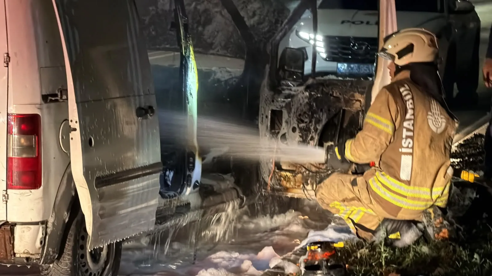 Dolmabahçe Caddesi'nde gece yarısı korkutan anlar: Seyir halindeki araç alevlere teslim oldu