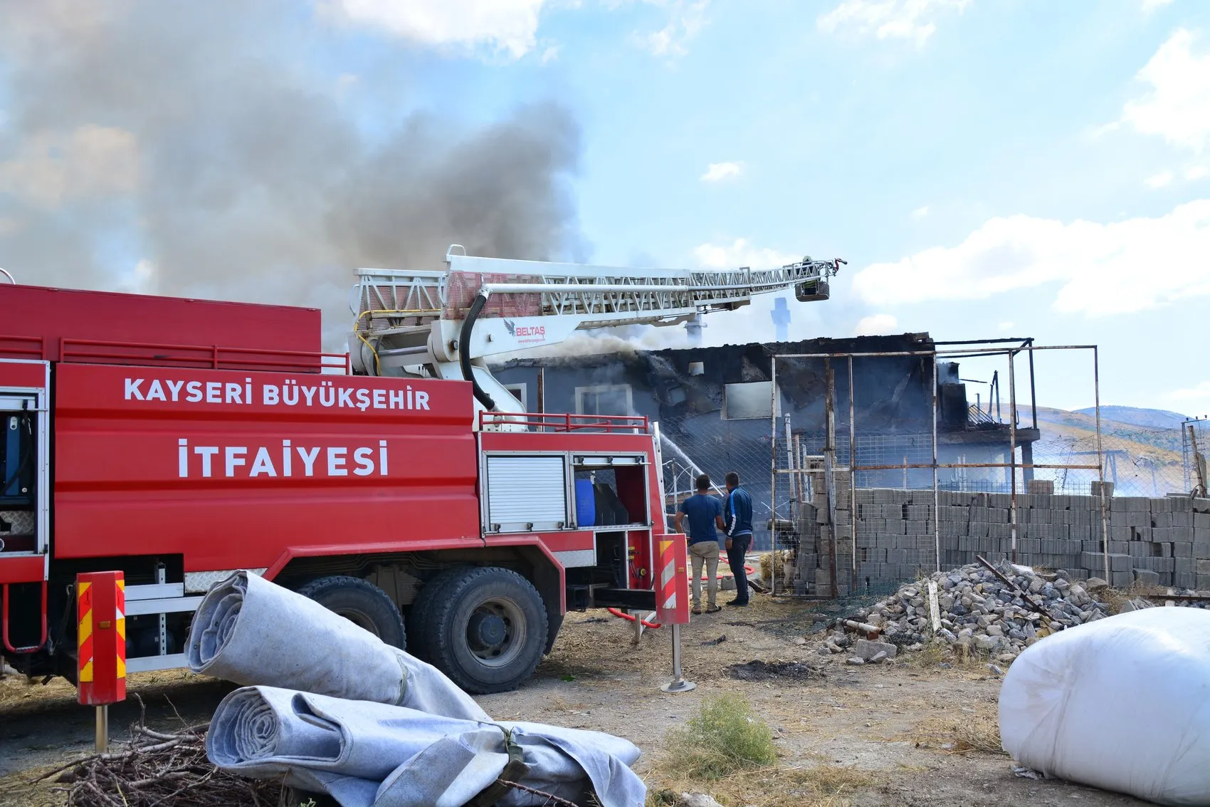 Yahyalı'da korku dolu anlar: Alevlerin sardığı evden hayvanları kurtarmak için seferber oldular