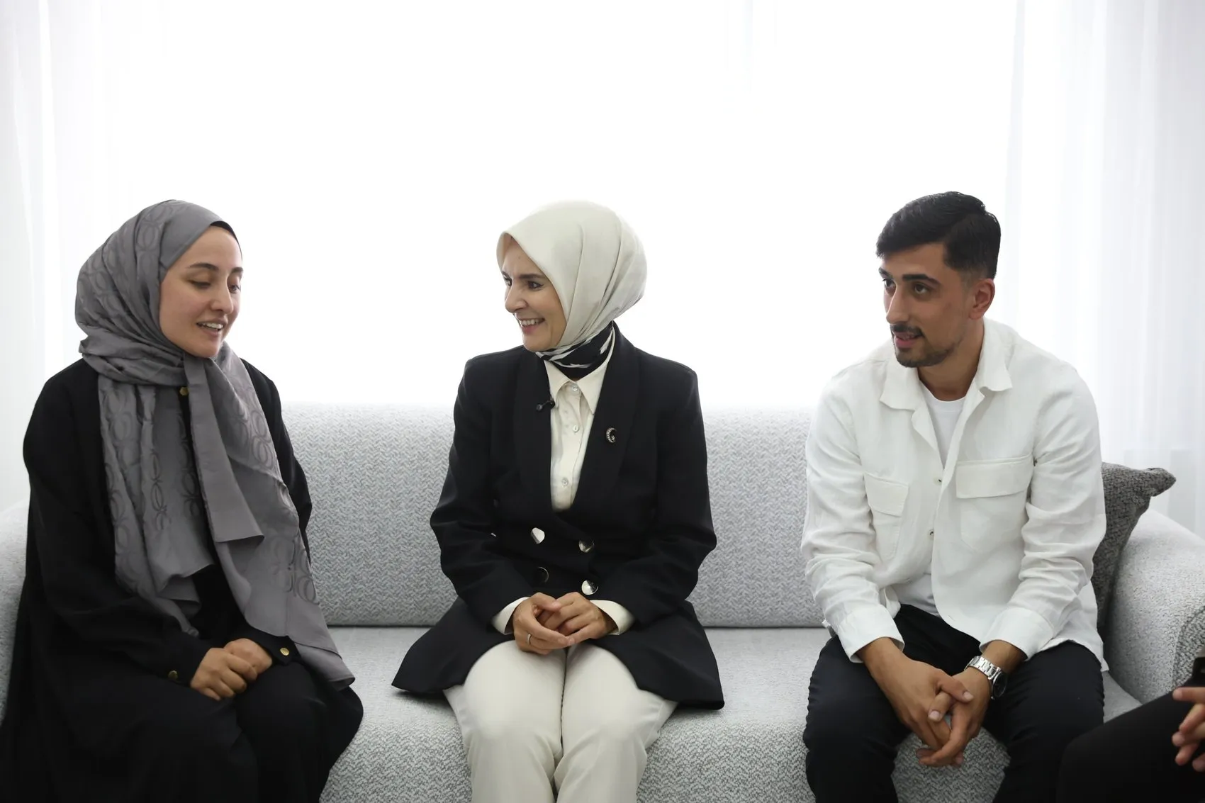 Bakan Göktaş'tan sürpriz ziyaret: Evlilik kredisini kullanan çiftin yuvasına ilk konuk oldu