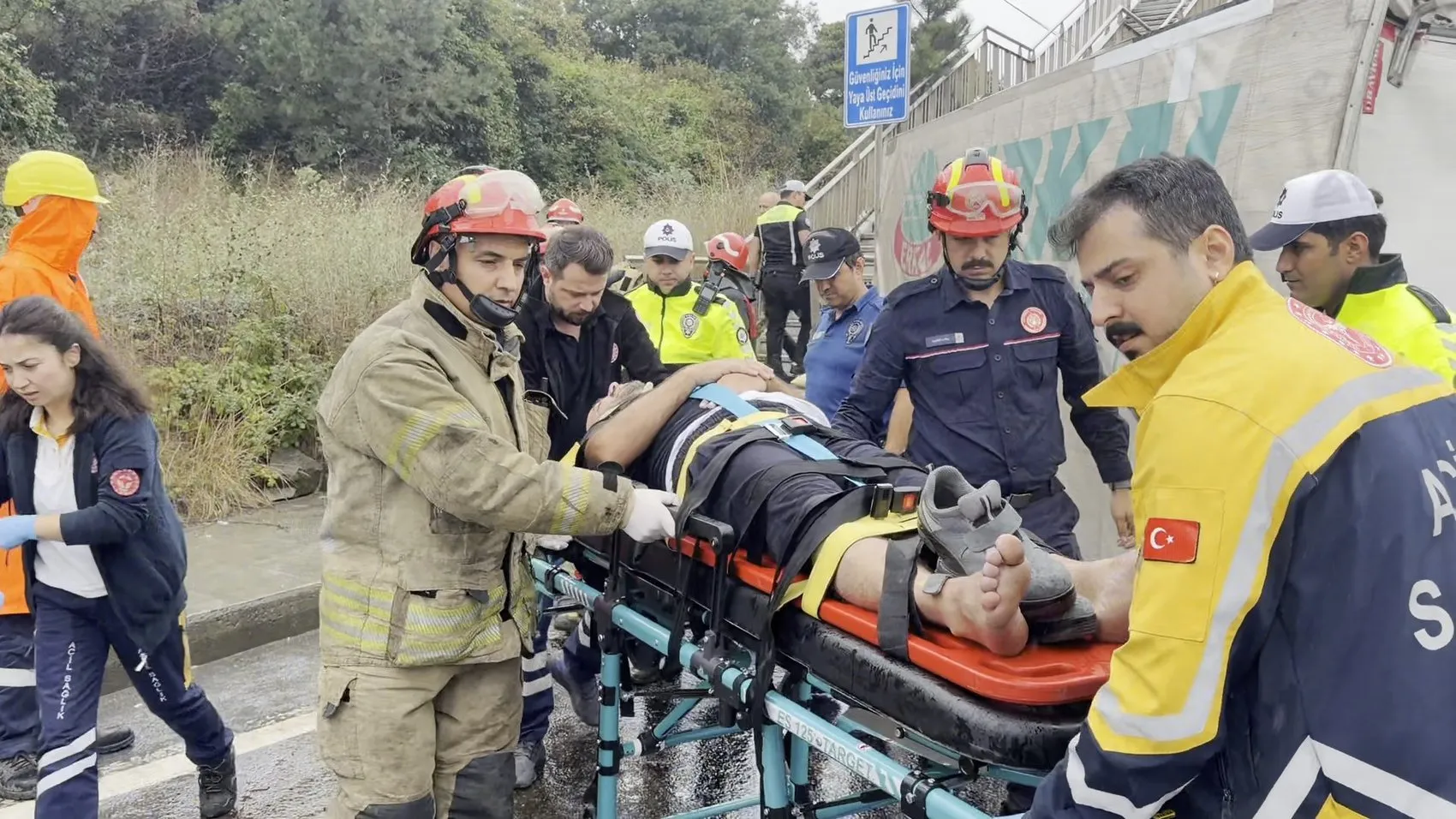 Arnavutköy'de yağmurun getirdiği kabus: Devrilen kamyona çarptı, kardeşin feryadı yürekleri dağladı