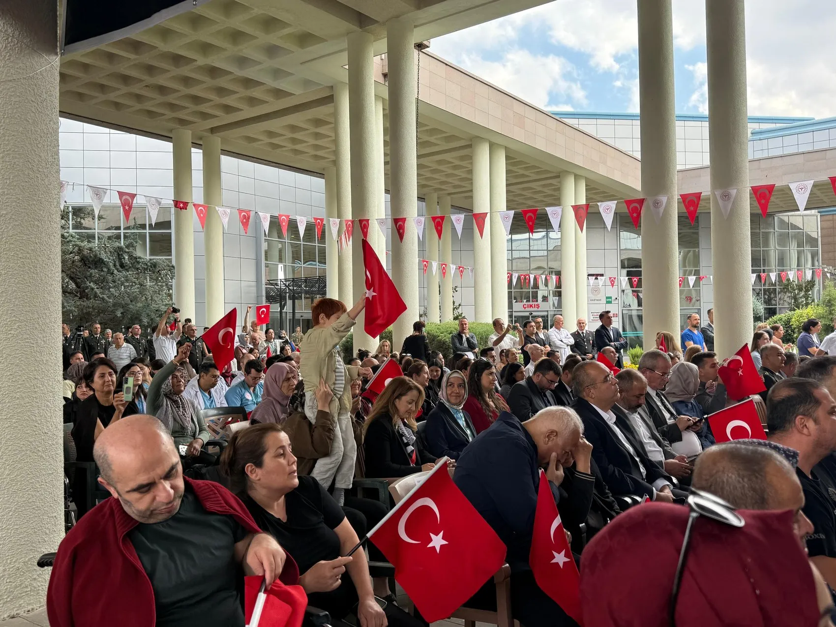 Kahramanlar için Ankara'da duygusal buluşma: Hastane bahçesinde bando sesleri yükseldi