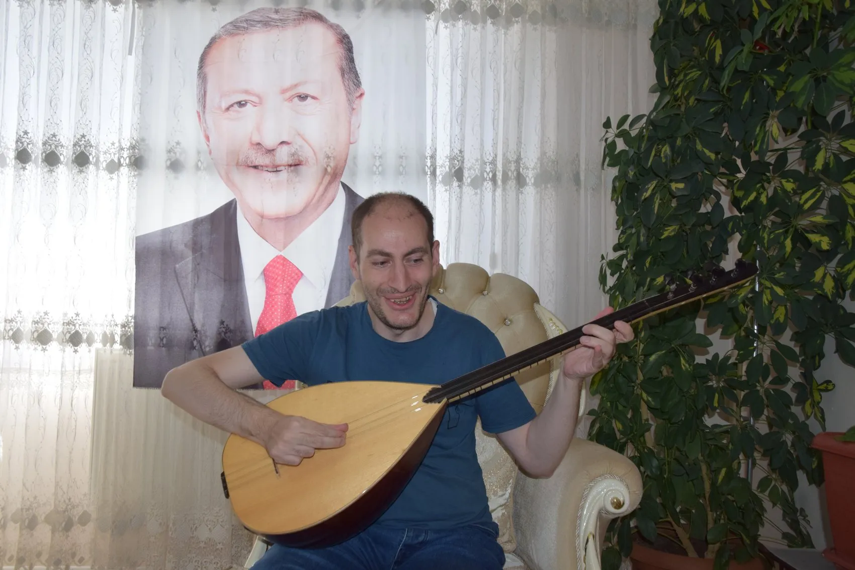 Gözleri görmüyor ama gönlünde Erdoğan sevgisi var: Bestesiyle sesini duyurmak istiyor