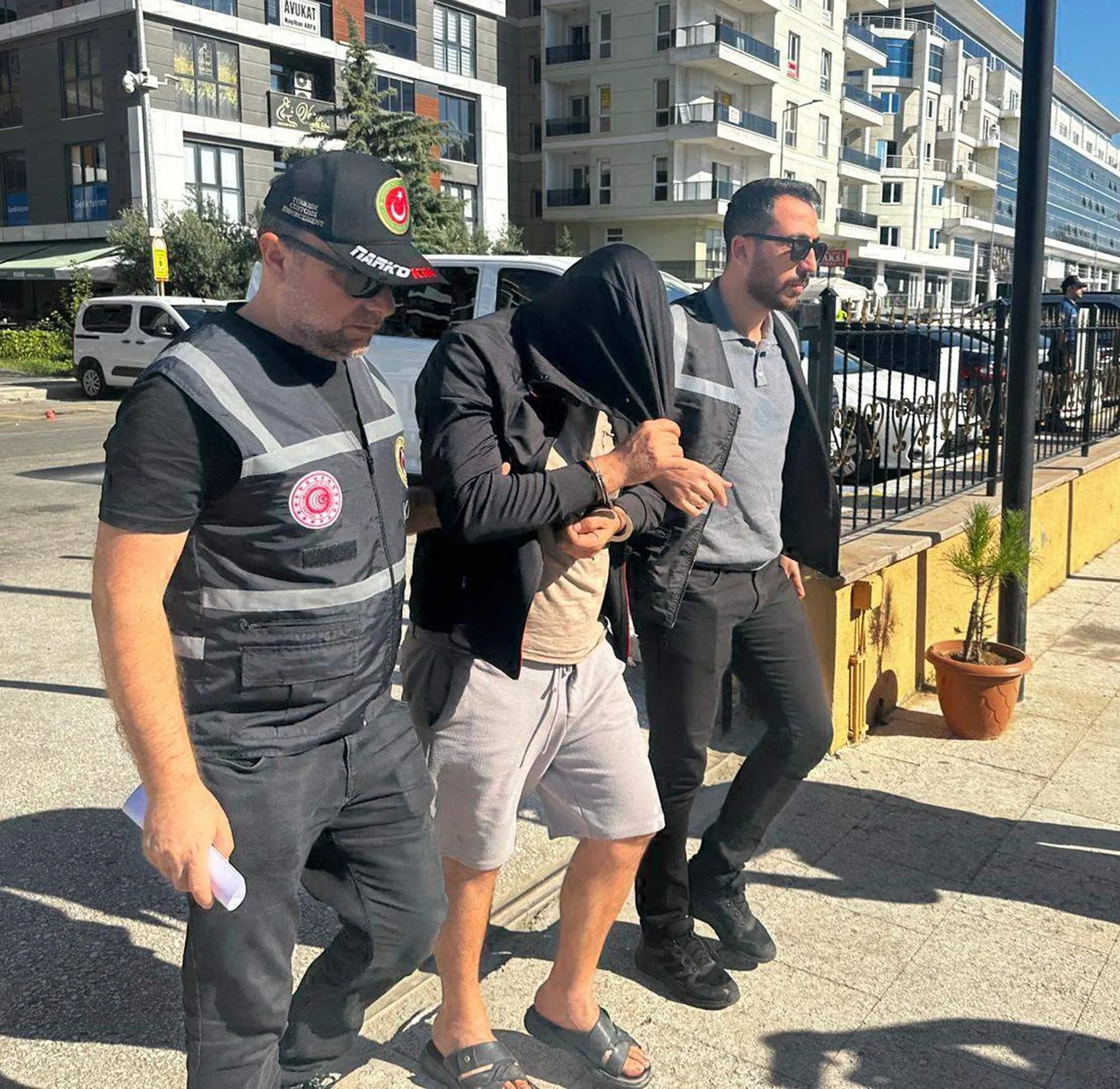 Sınırda şaşırtan yakalama: TIR dorsesinde gizlenen sosyal medya fenomeni adliyede