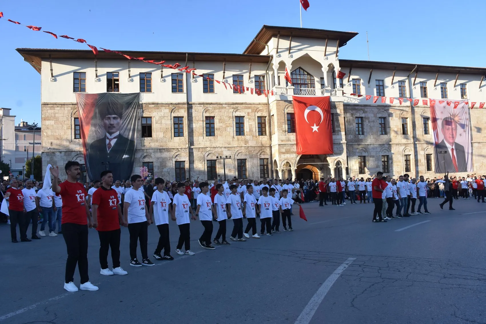Sivas'ın kalbinde dev buluşma: Binlerce kişi aynı ritimde birleşti