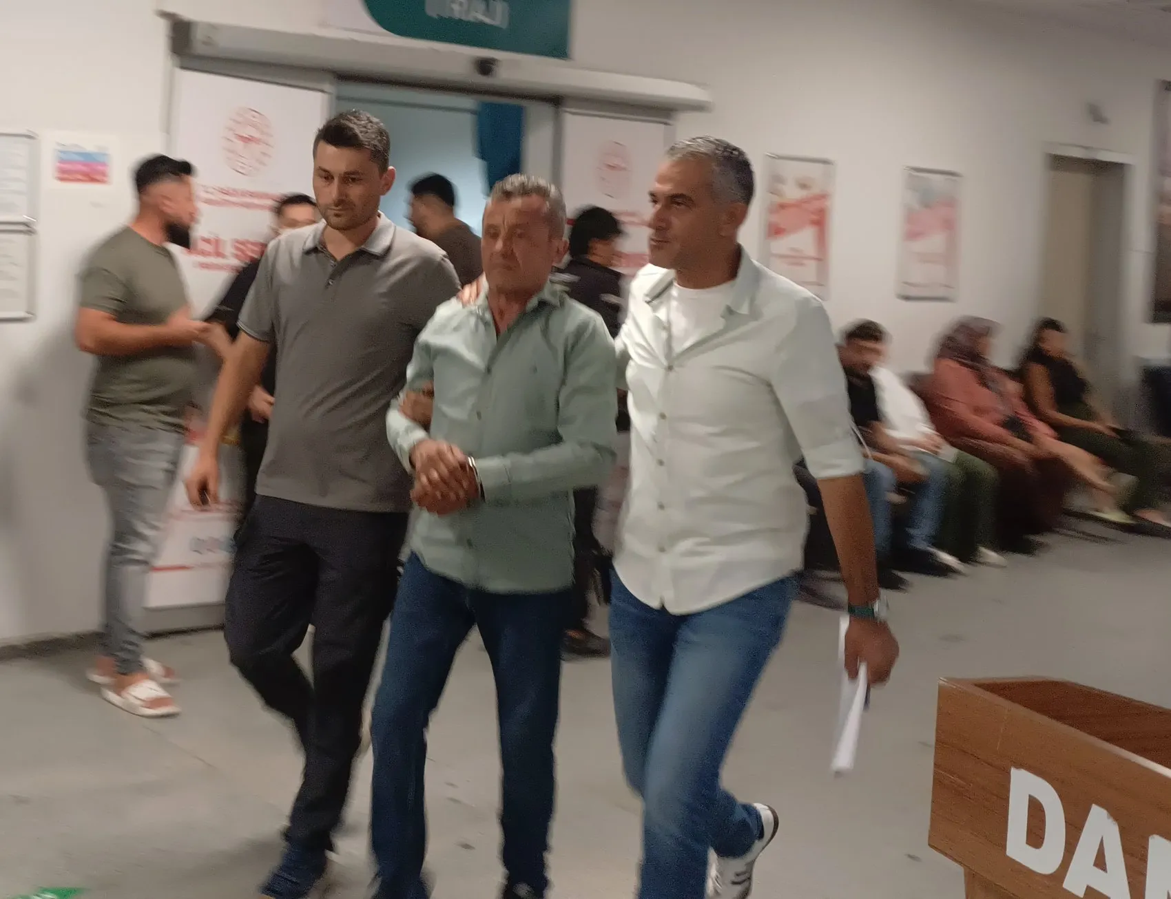 Aksaray'da park ortasında kanlı hesaplaşma: Husumetlisi tarafından göğsünden bıçaklandı