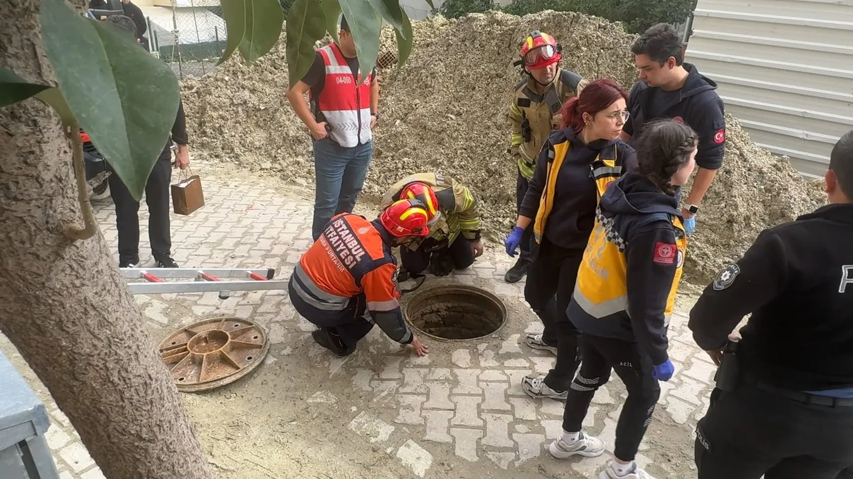 Avcılar'da yürüyüş yolu kabusa döndü: Rögar kapağı 76 yaşındaki kadını yuttu
