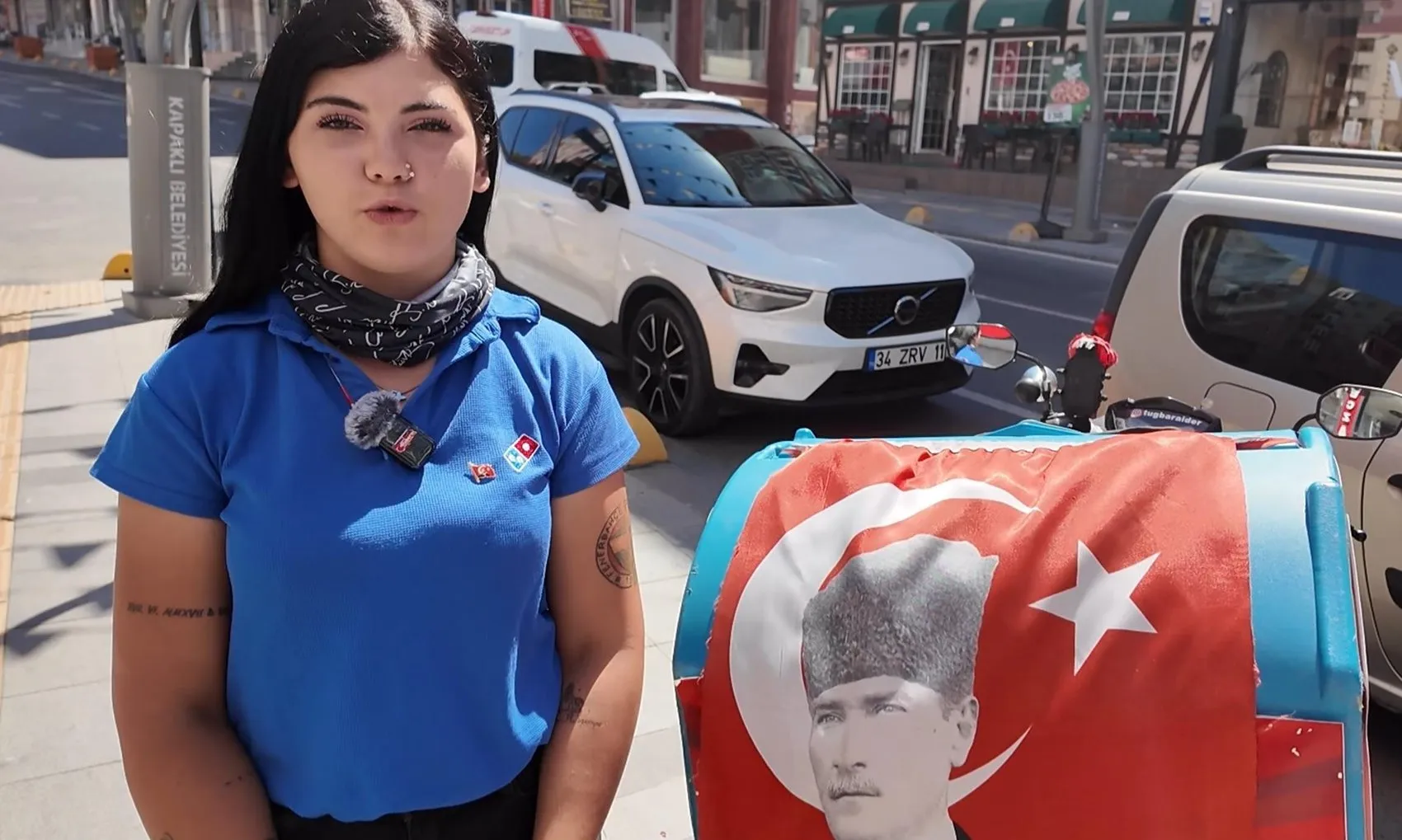 Motokurye Tuğba'nın bayrak isteğine belediye personelinden anlamlı yanıt: Sözünü tuttu