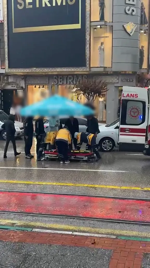 Bursa'da vicdanın fotoğrafı: Kazada yaralanan vatandaşı sağanaktan şemsiyeleriyle korudular
