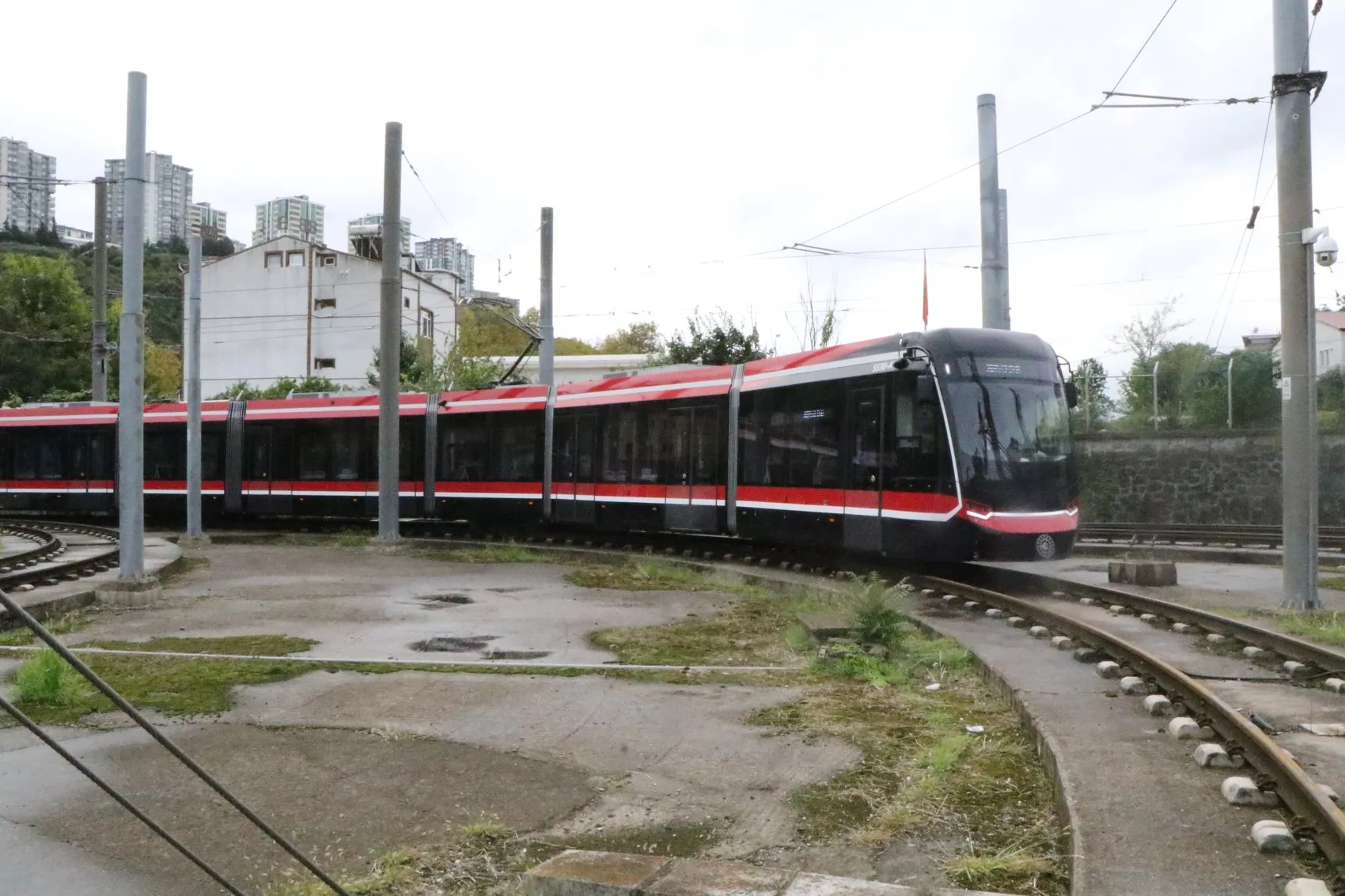 Samsun raylı sisteminde yerli devrim: Kırmızı-beyaz tramvaylar şehre güç katıyor