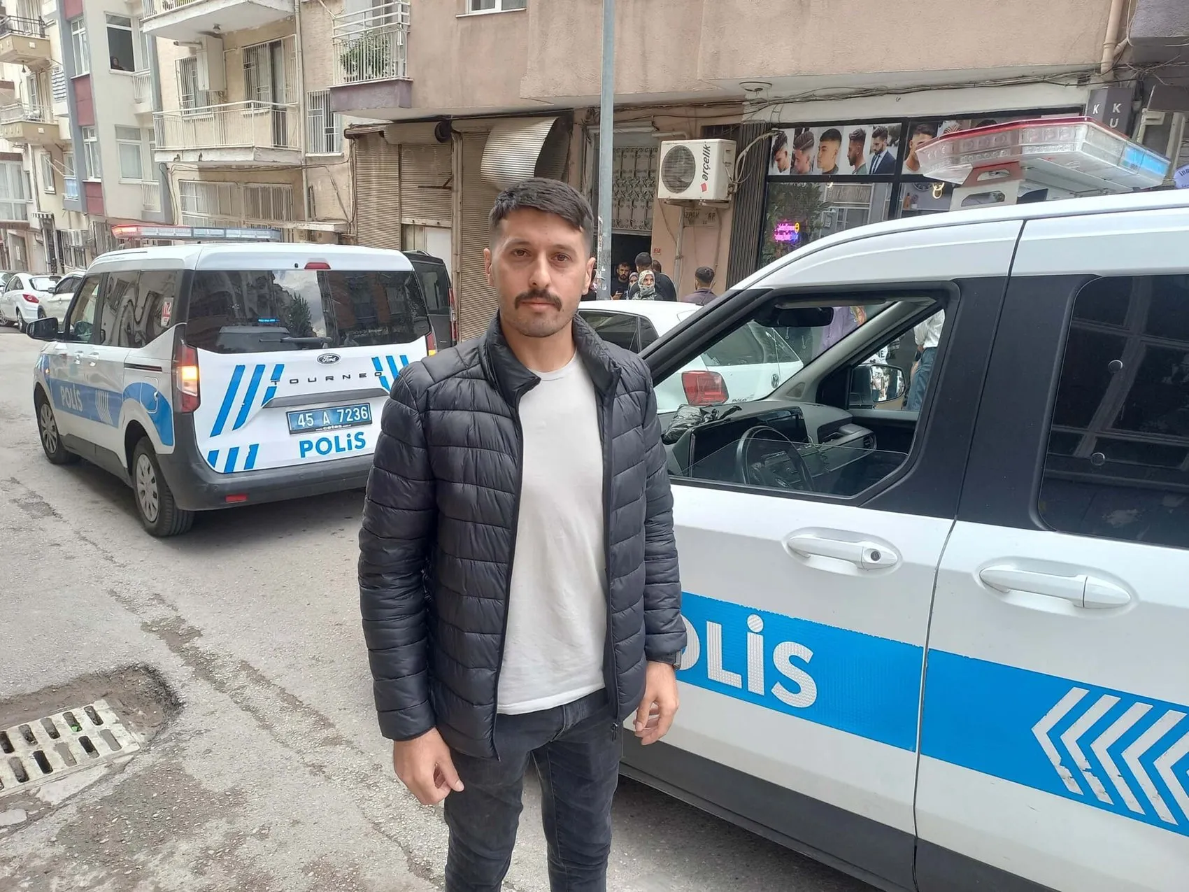 Manisa'da apartman sakinlerini dehşete düşüren komşu dehşeti: Matkapla kapıyı parçaladı