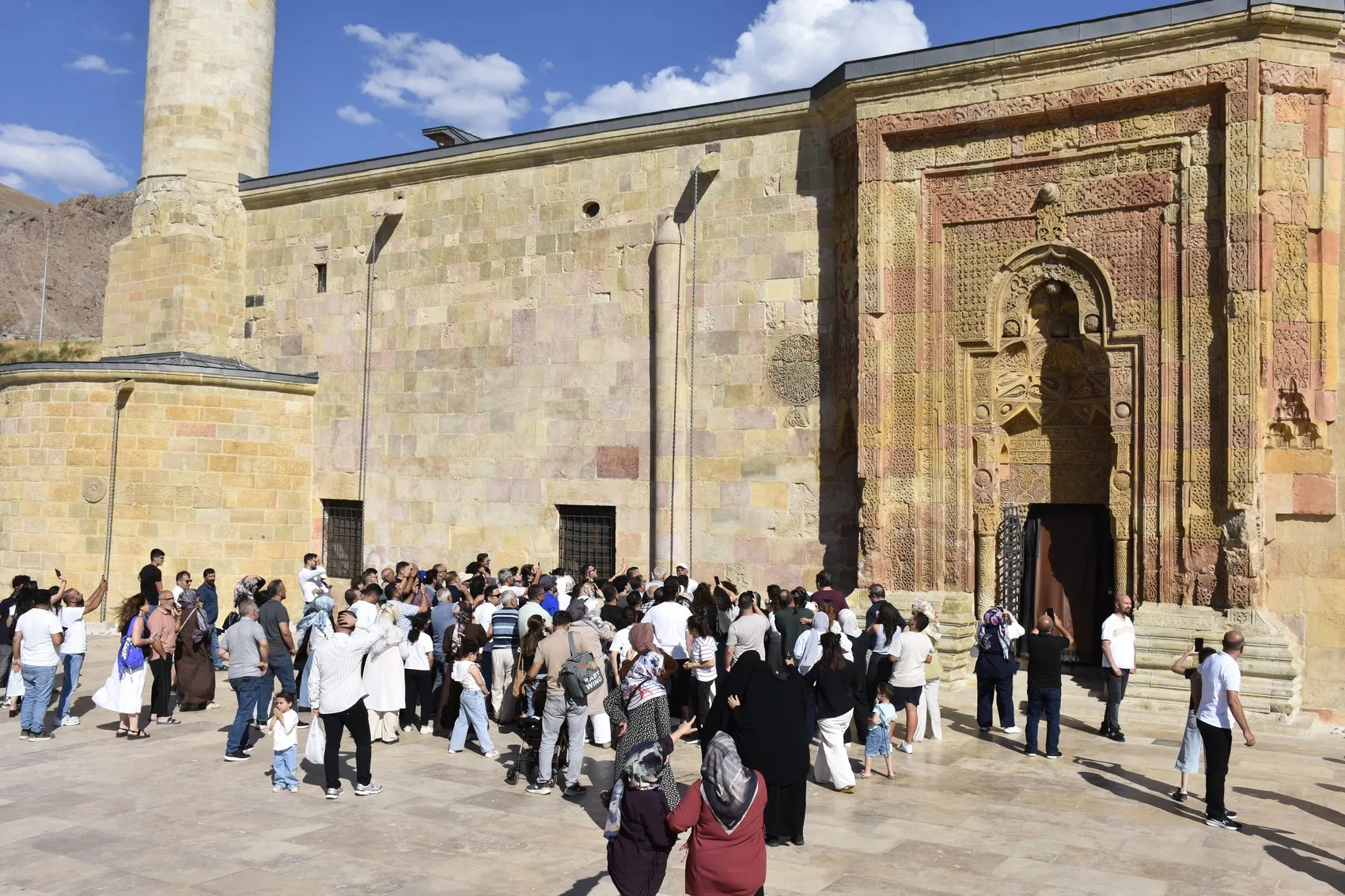 Taşın dile geldiği an: Divriği'de güneşin gölgeyle yazdığı namaz silüeti