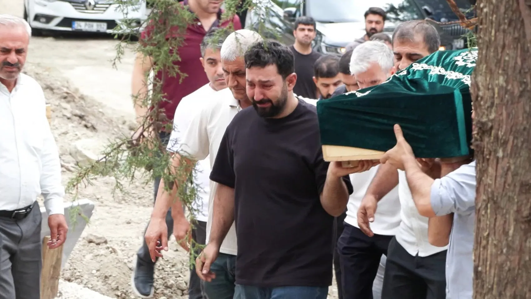 Babanın çaresizliği yürekleri dağladı: Alevlerin arasından ailesini kurtardı ama kızına ulaşamadı