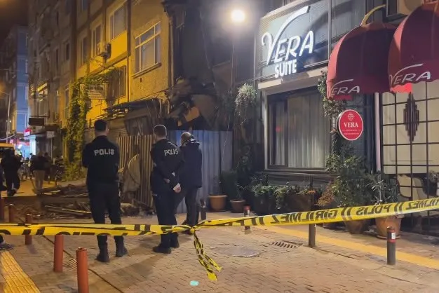 Bakırköy'de korku dolu anlar: Metruk binanın üst katı saniyeler içinde sokağa yığıldı