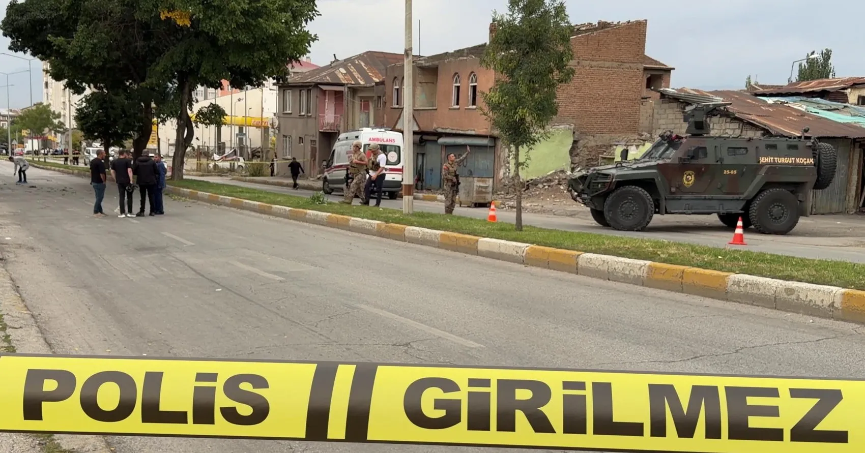Erzurum'da aile kavgası kanlı bitti: Biri polis 12 kişi yaralandı