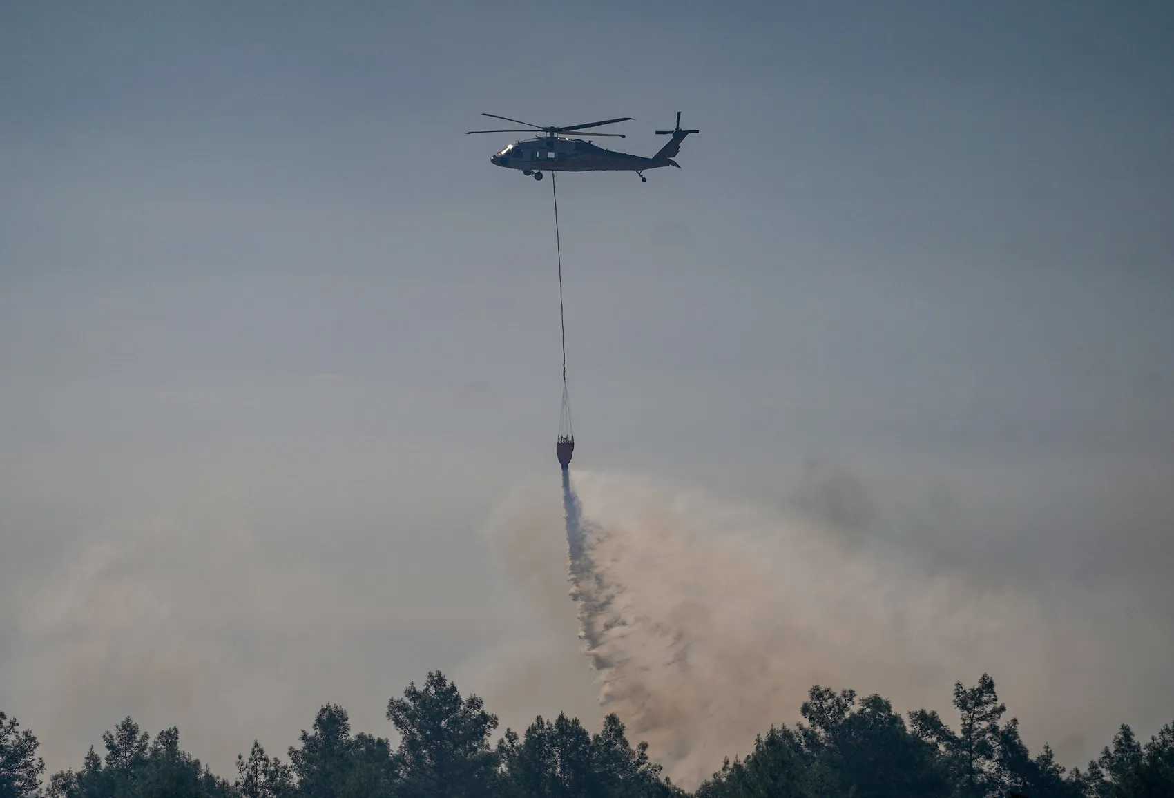 Alevlerle mücadelede imece usulü: Köylüler kendi paralarıyla aldıkları suyu helikopter havuzuna taşıdı