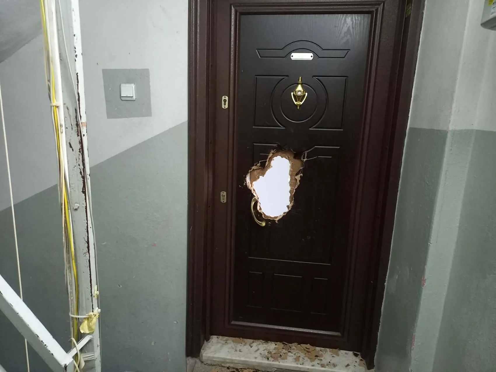 Manisa'da apartman sakinlerini dehşete düşüren komşu dehşeti: Matkapla kapıyı parçaladı